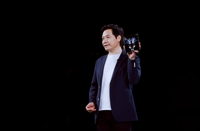 El fundador de Xiaomi lanza un dardo a Samsung: dice que los plegables actuales no son prácticos